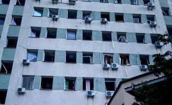 Внаслідок ворожої атаки пошкоджено одну з будівель податкової в Києві