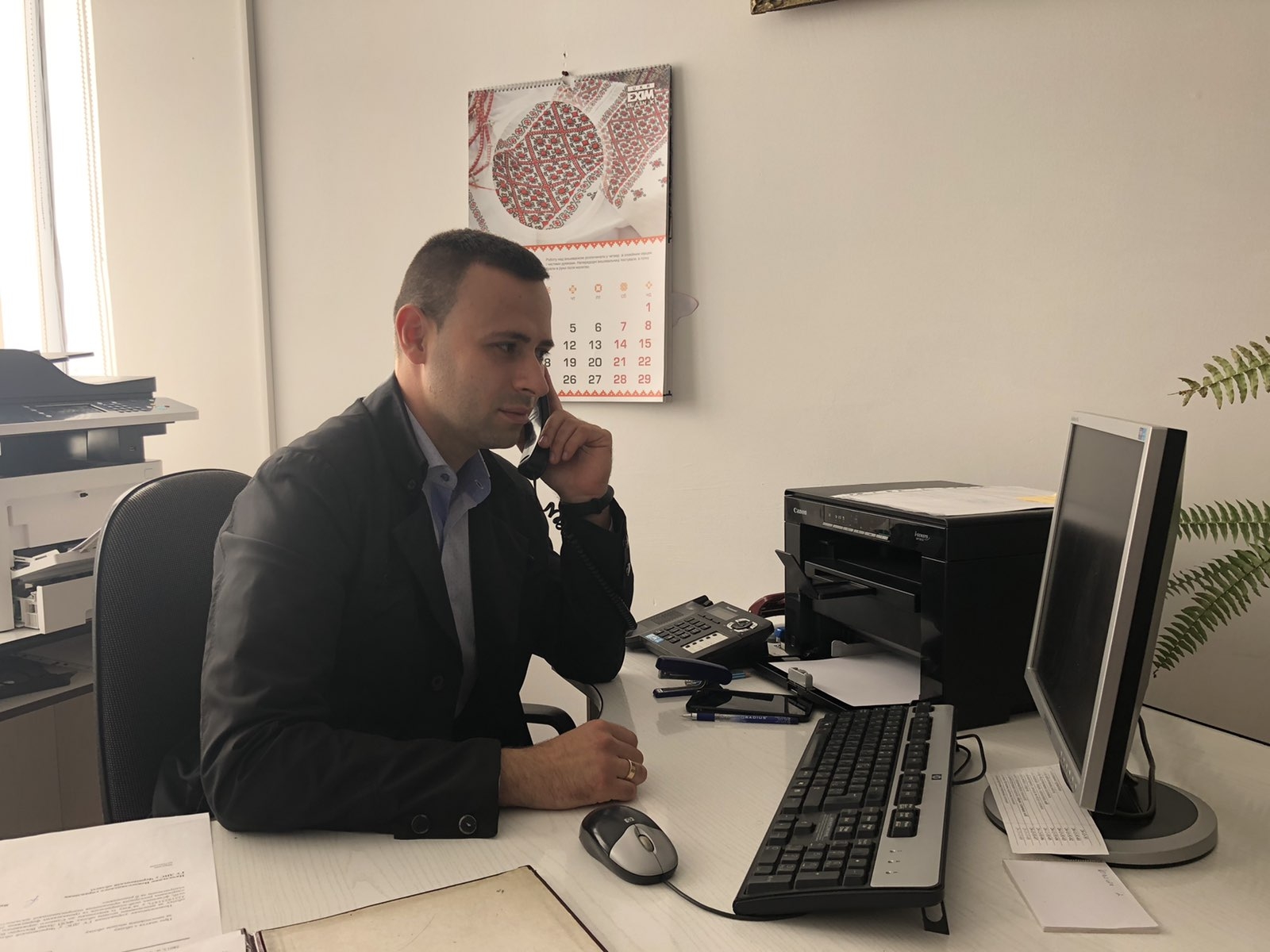 У вересні платники податків спілкувались з податківцями на «гарячих лініях». Фото № 1/0