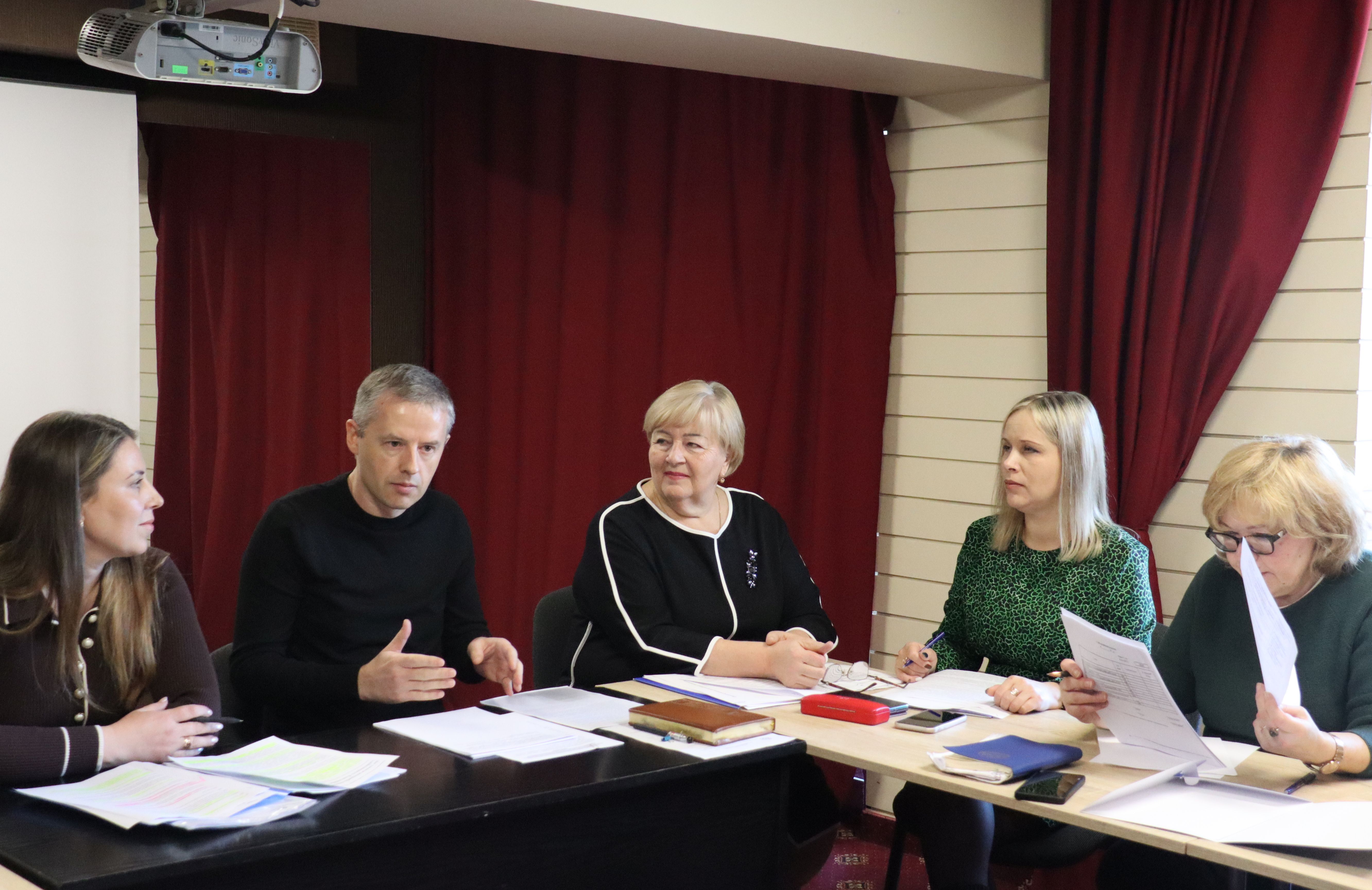 Конструктивний діалог: Представники профспілок працівників культури України під час конференції обговорили з податківцями основні аспекти оподаткування виплат та подання звітності . Фото № 5/4