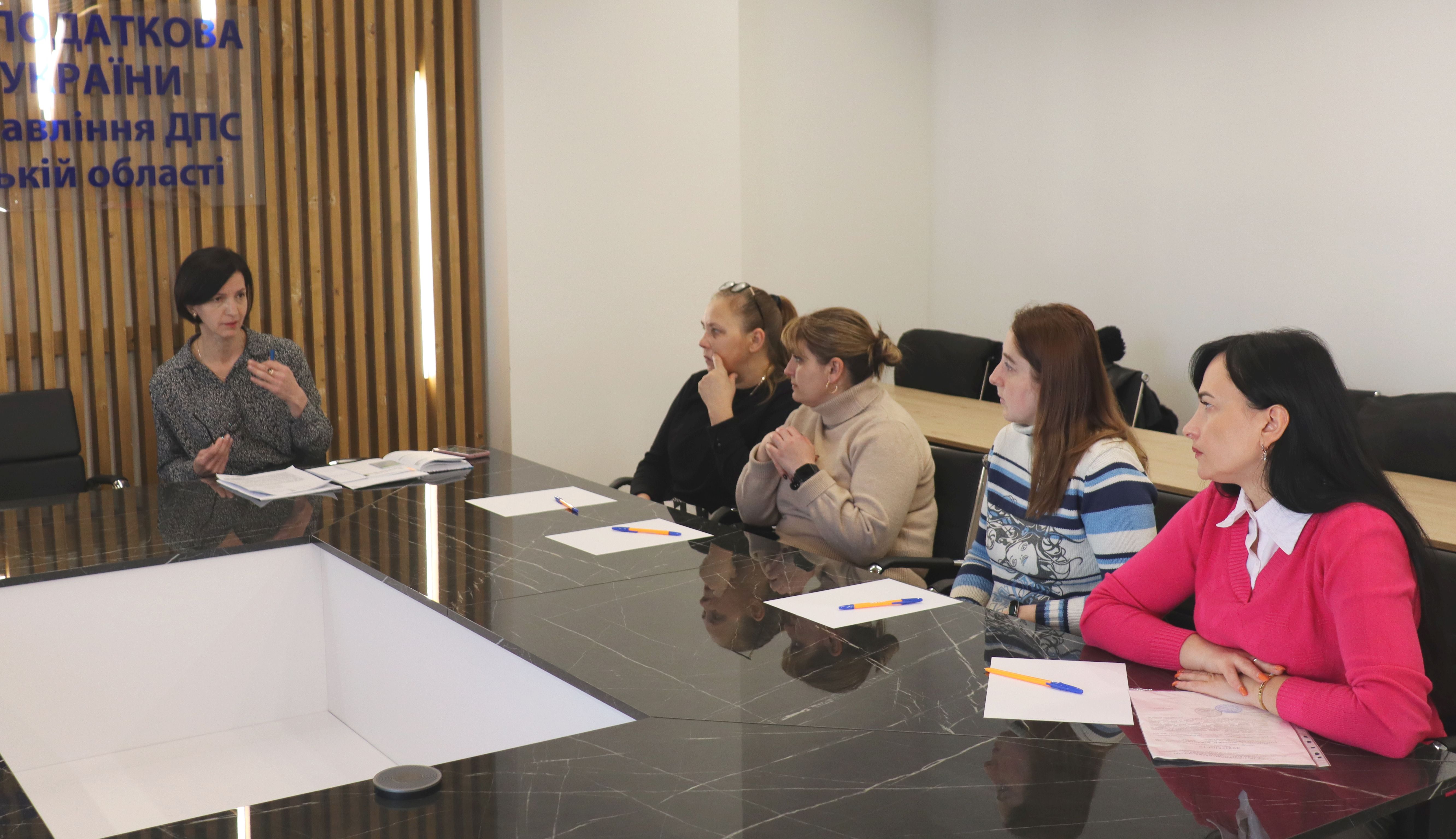 Податкова служба  продовжує трансформуватись в сервісний орган - побудова конструктивного діалогу з платниками важлива для ефективної діяльності ДПС. Фото № 3/2