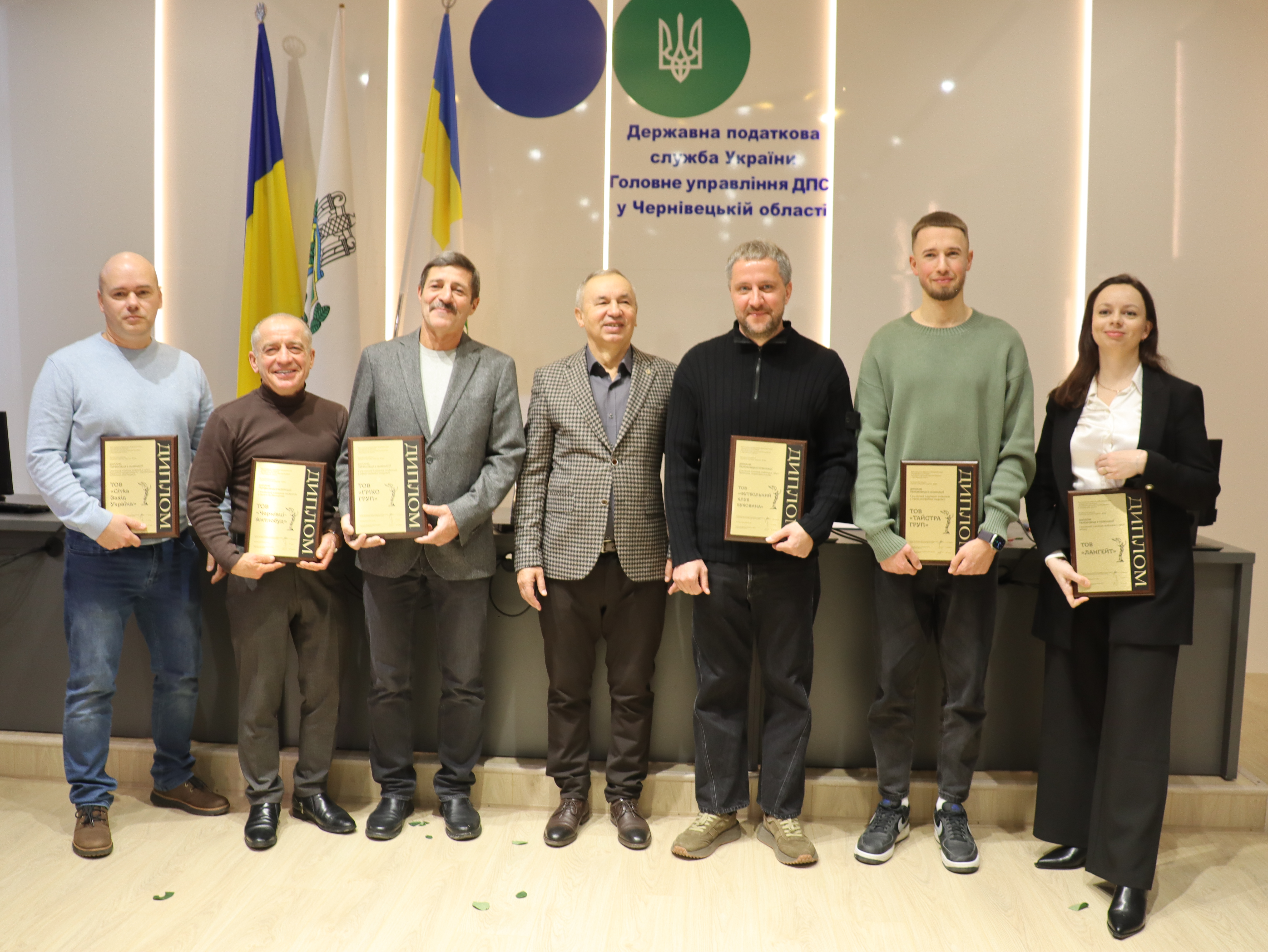 Буковина: відбулося нагородження переможців рейтингу "Сумлінний платник податків". Фото № 25/24