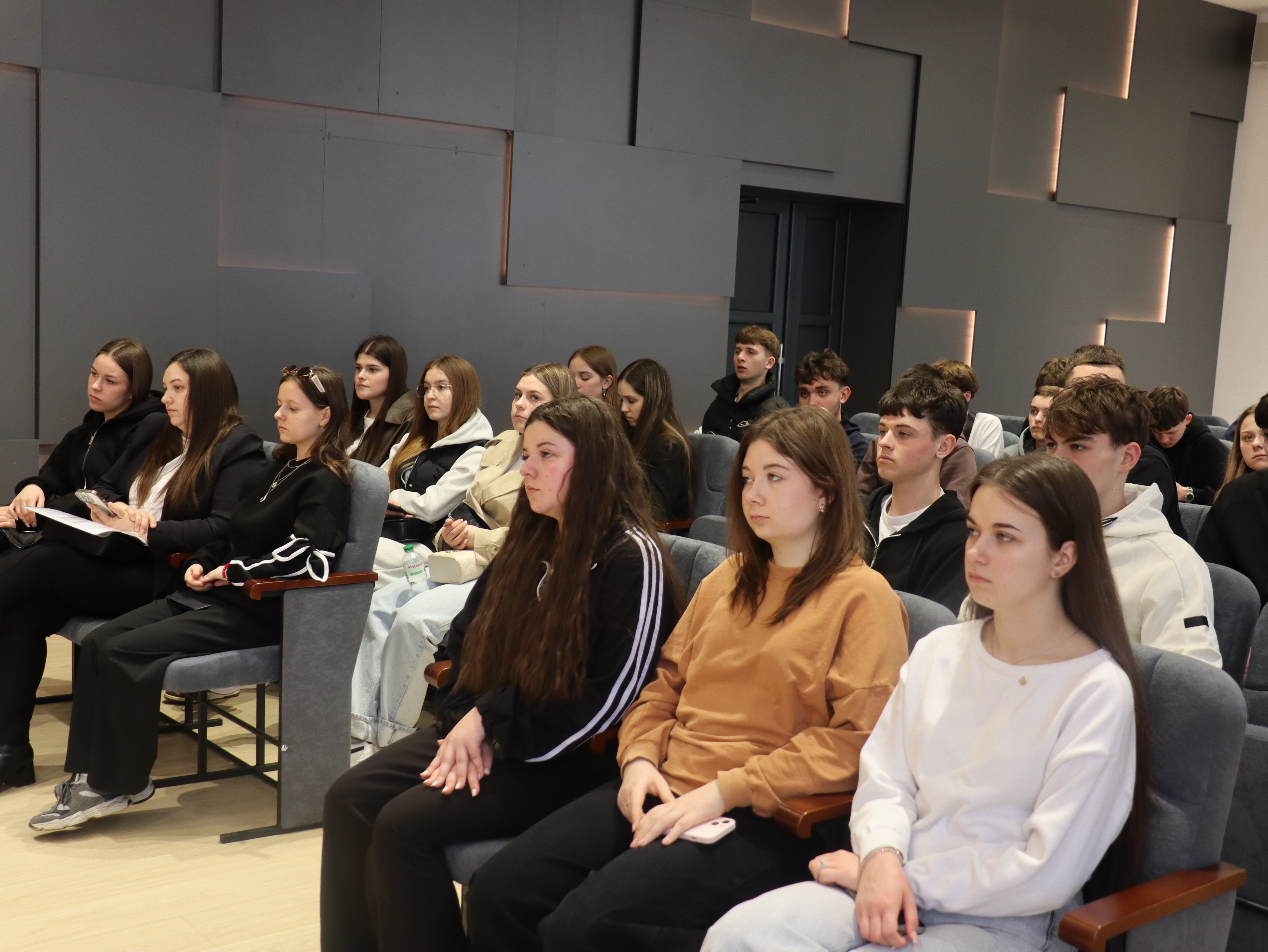 Податківці ознайомили студентів Буковинського університету з ключовими аспектами діяльності податкової служби та сучасними підходами до адміністрування податків. Фото № 2/1