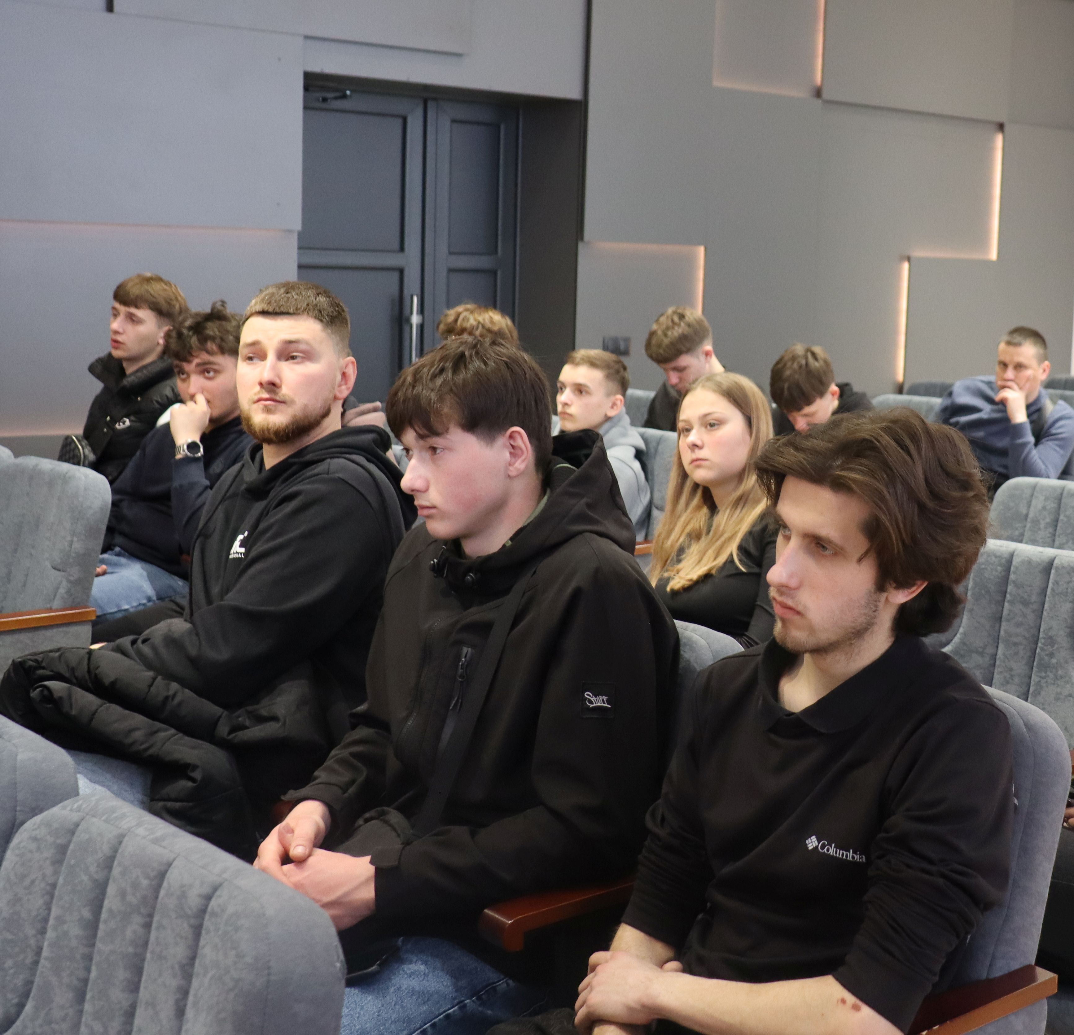 Податківці ознайомили студентів Буковинського університету з ключовими аспектами діяльності податкової служби та сучасними підходами до адміністрування податків. Фото № 3/2