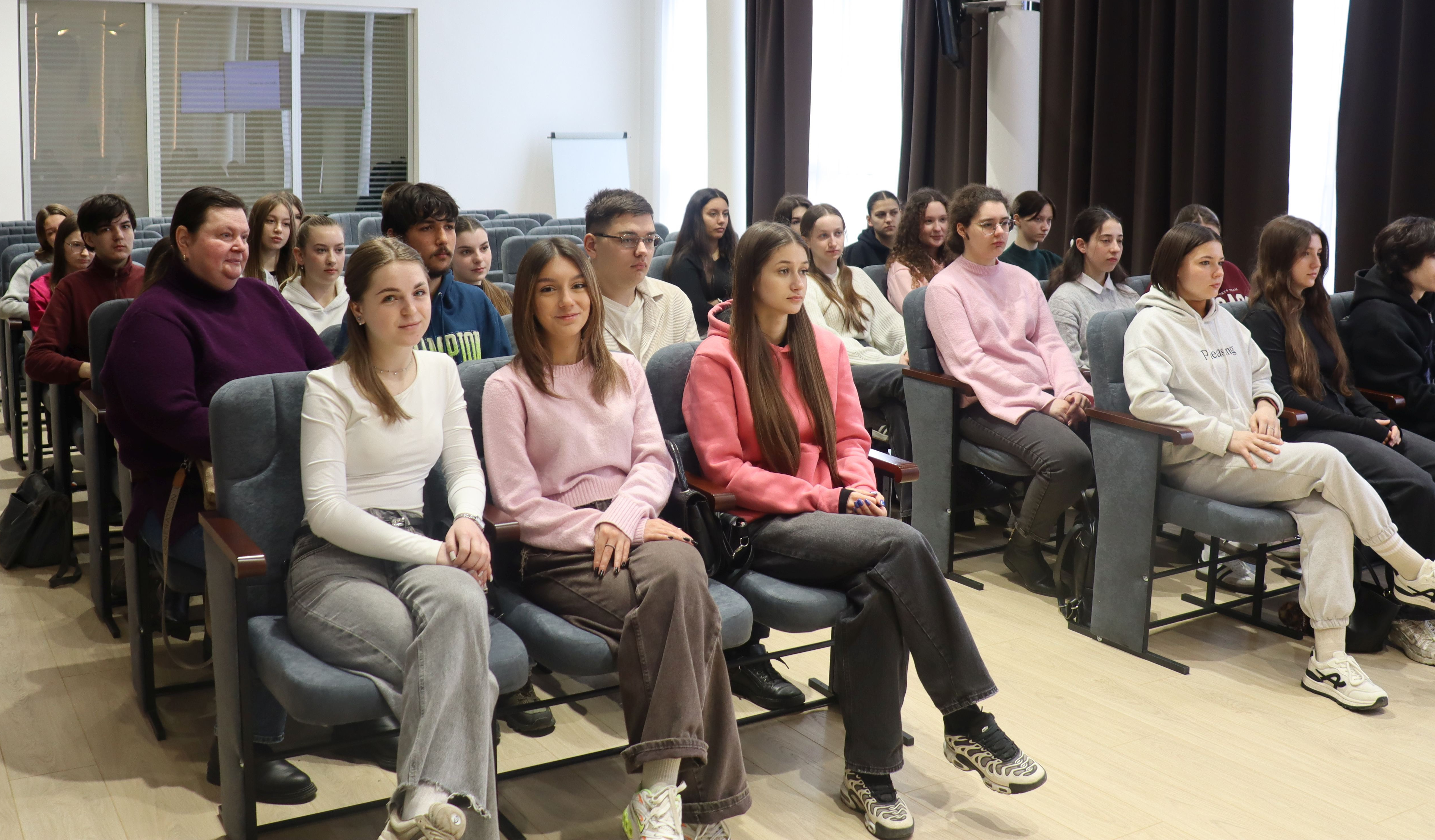 Для участі у воркшопі студенти Чернівецького фахового коледжу технологій та дизайну відвідали податкову. Фото № 2/1