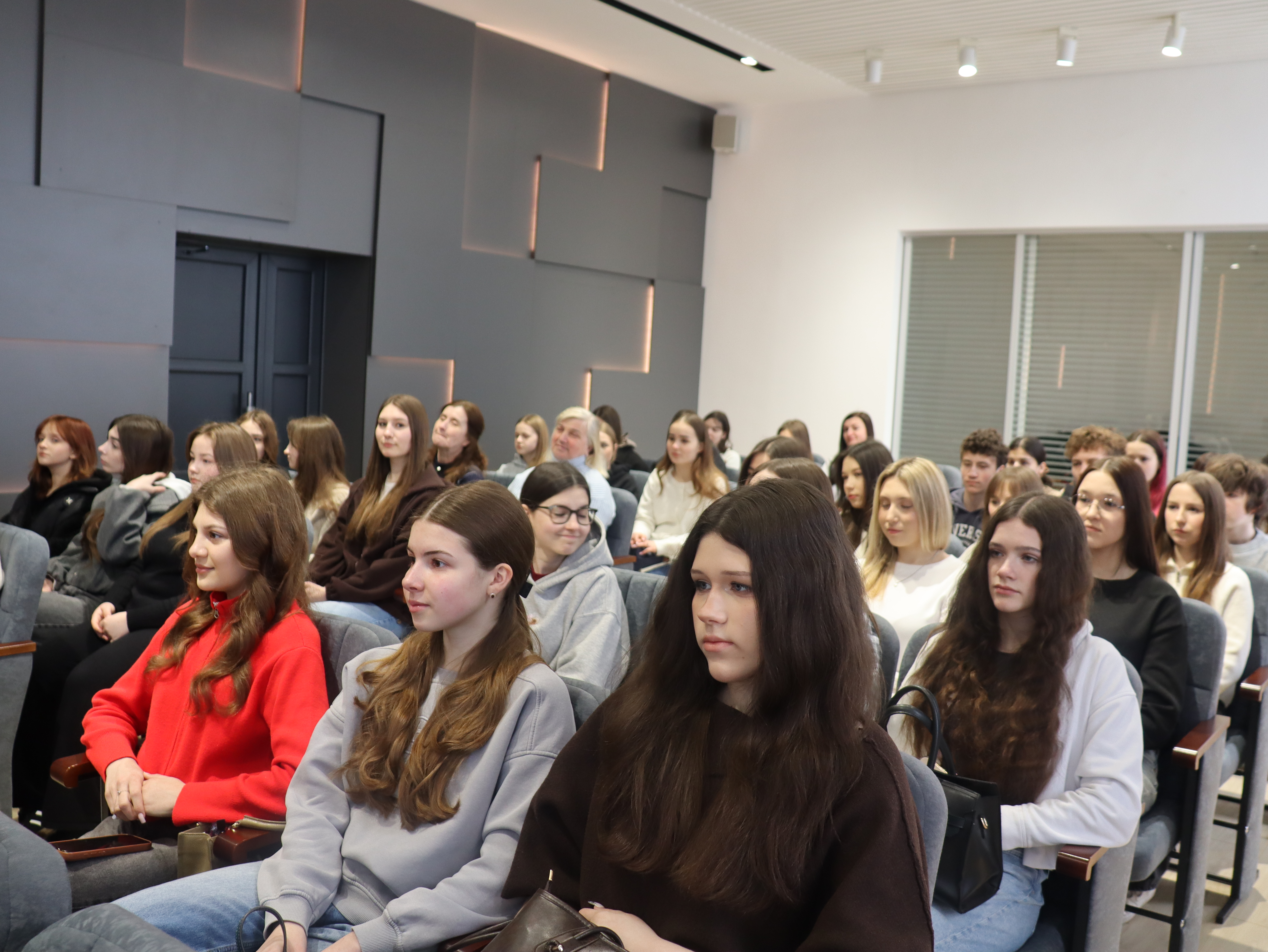 Сучасні формати комунікації: буковинські податківці зустрічалися зі студентами. Фото № 2/1