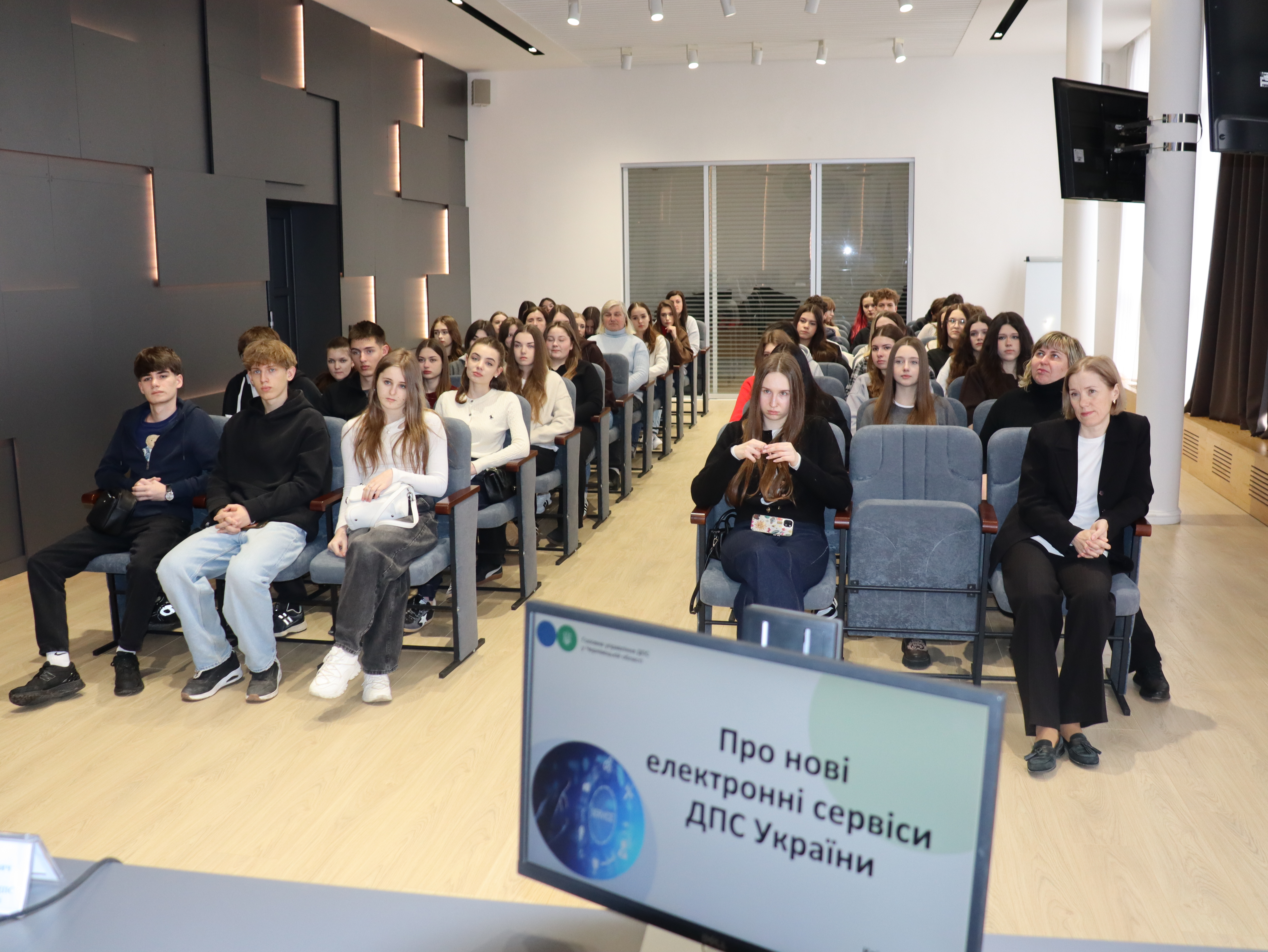 Сучасні формати комунікації: буковинські податківці зустрічалися зі студентами. Фото № 3/2