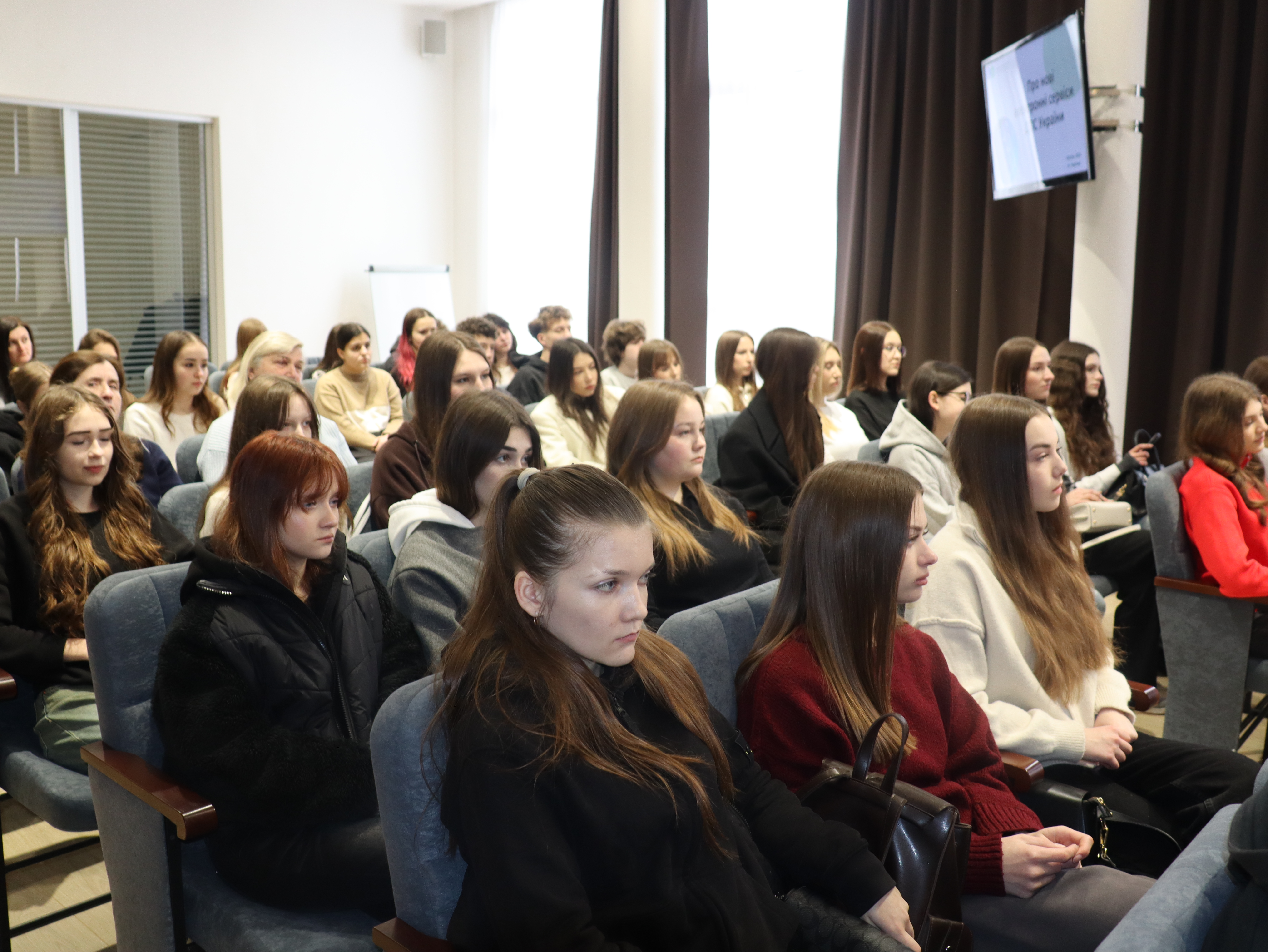 Сучасні формати комунікації: буковинські податківці зустрічалися зі студентами. Фото № 7/6