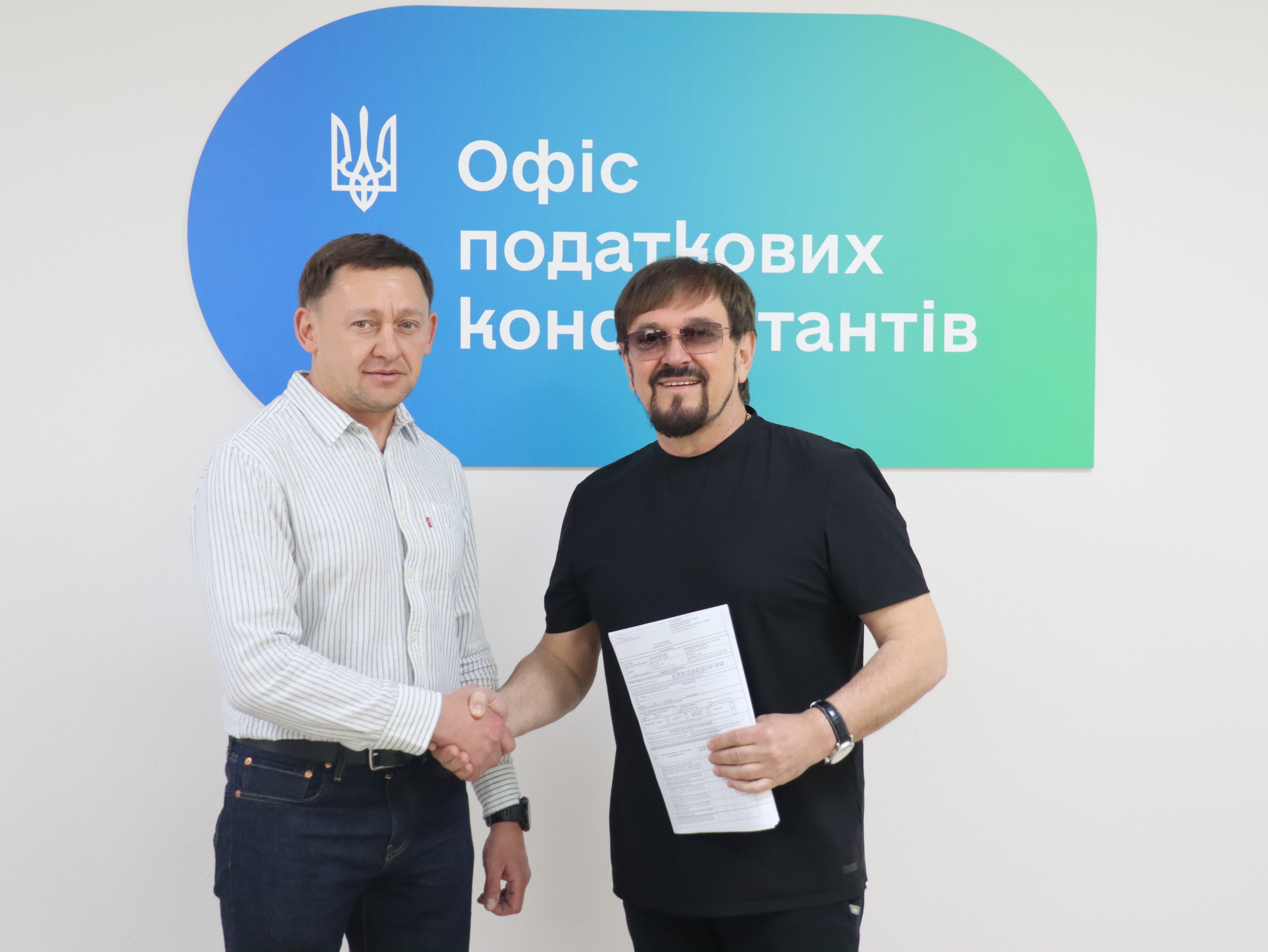 В Україні завершується деклараційна кампанія за підсумками минулого року. Співак - заслужений артист України Михайло Грицкан на власному прикладі порадив буковинцям не зволікати : часу залишилося зовс. Фото № 1/0