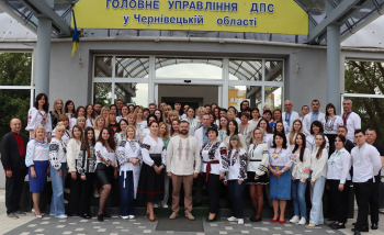 Дню Вишиванки 20 років - буковинські податківці підтримали традицію