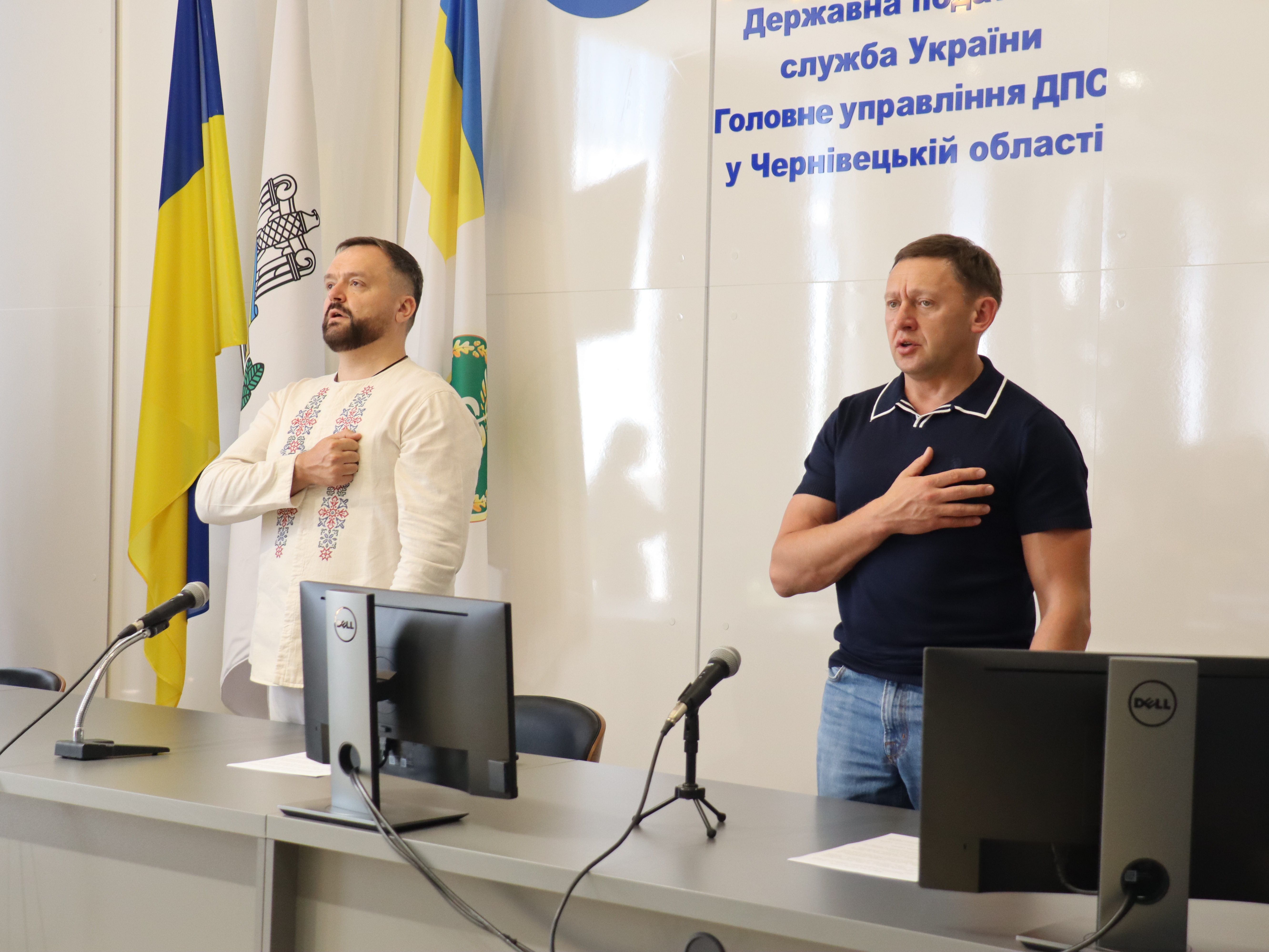 З0 років Основному Закону: Начальник податкової служби області Микола Загарюк привітав колег з Днем Конституції України. Фото № 1/0