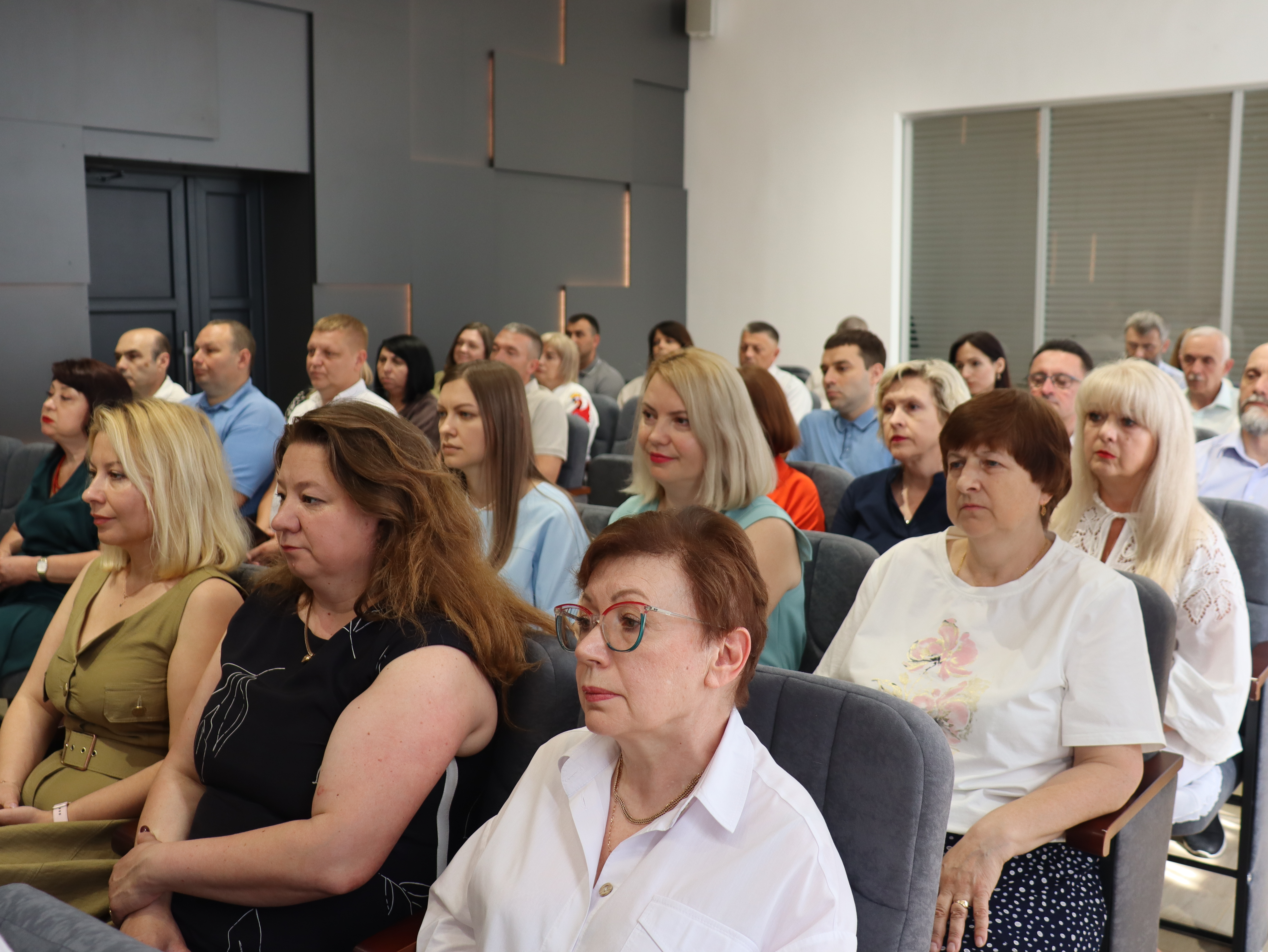 З0 років Основному Закону: Начальник податкової служби області Микола Загарюк привітав колег з Днем Конституції України. Фото № 3/2