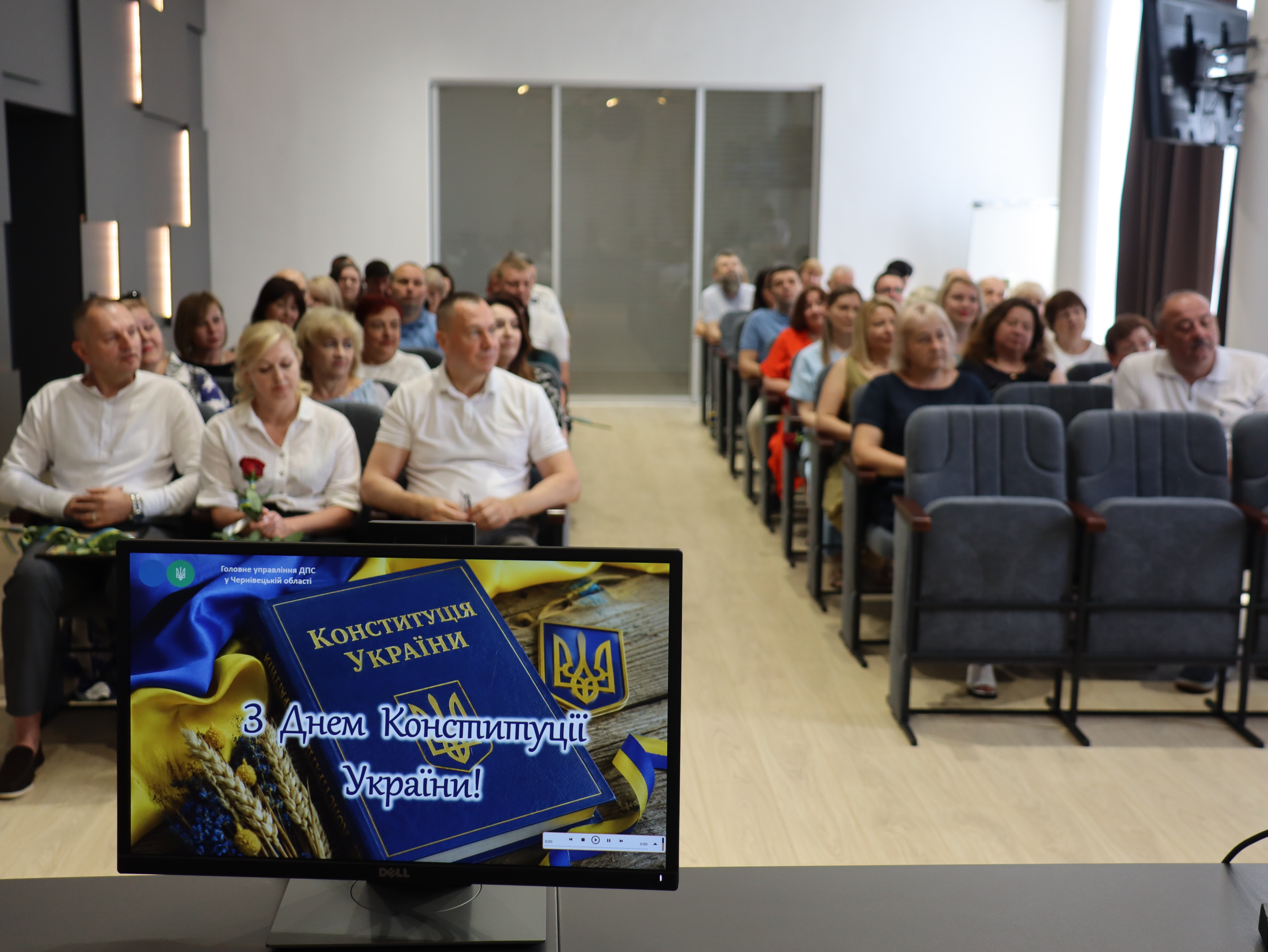 З0 років Основному Закону: Начальник податкової служби області Микола Загарюк привітав колег з Днем Конституції України. Фото № 9/8