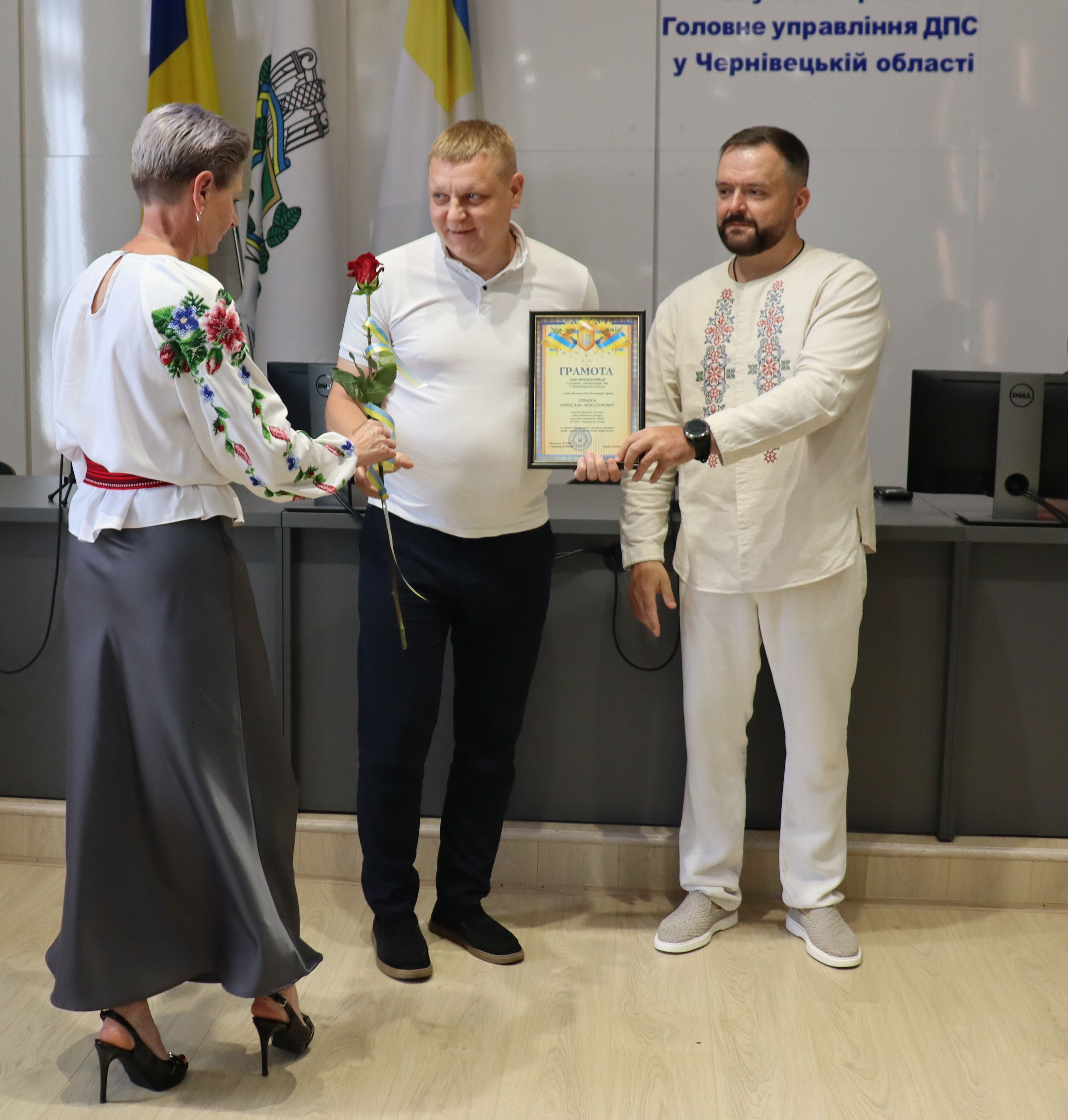З0 років Основному Закону: Начальник податкової служби області Микола Загарюк привітав колег з Днем Конституції України. Фото № 10/9