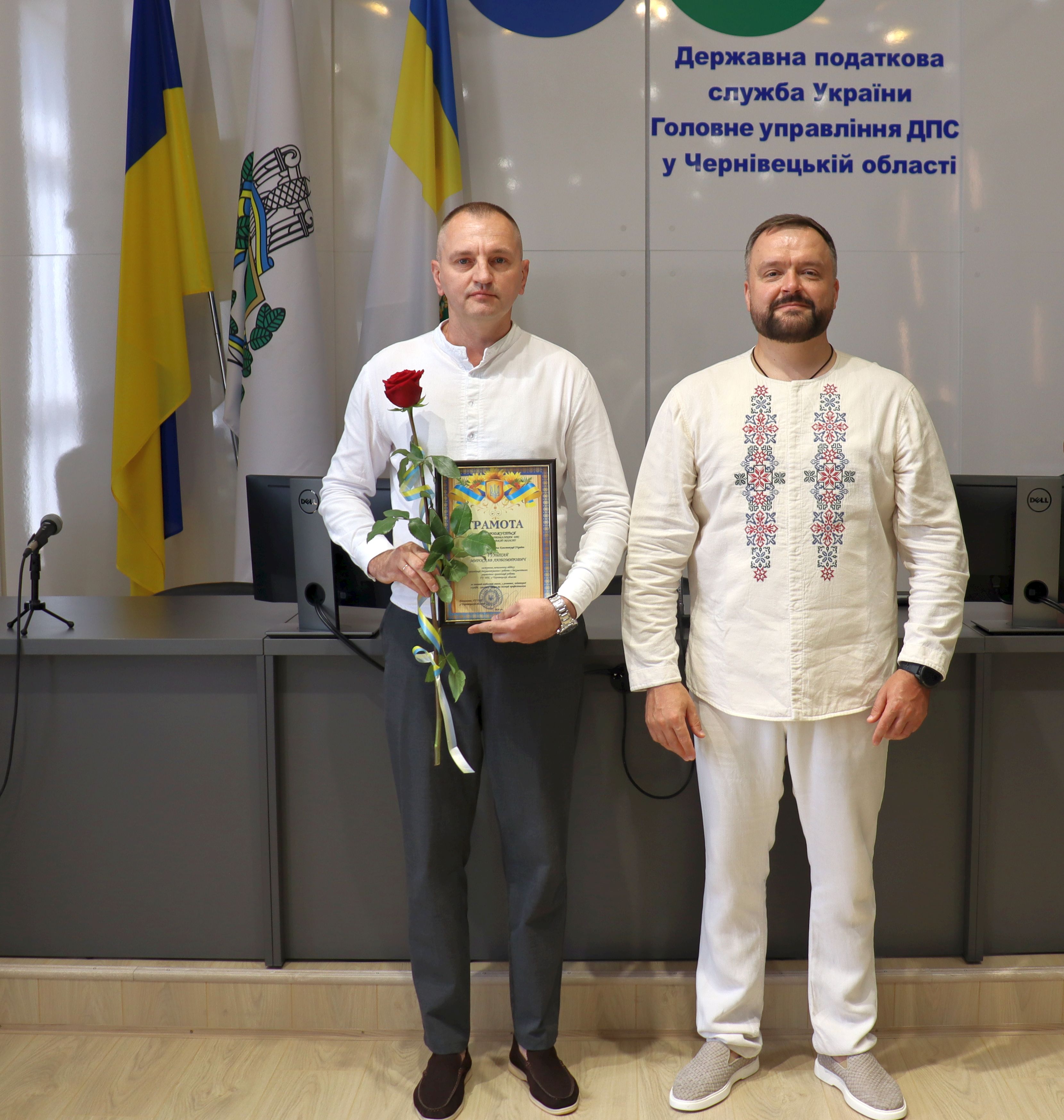З0 років Основному Закону: Начальник податкової служби області Микола Загарюк привітав колег з Днем Конституції України. Фото № 17/16