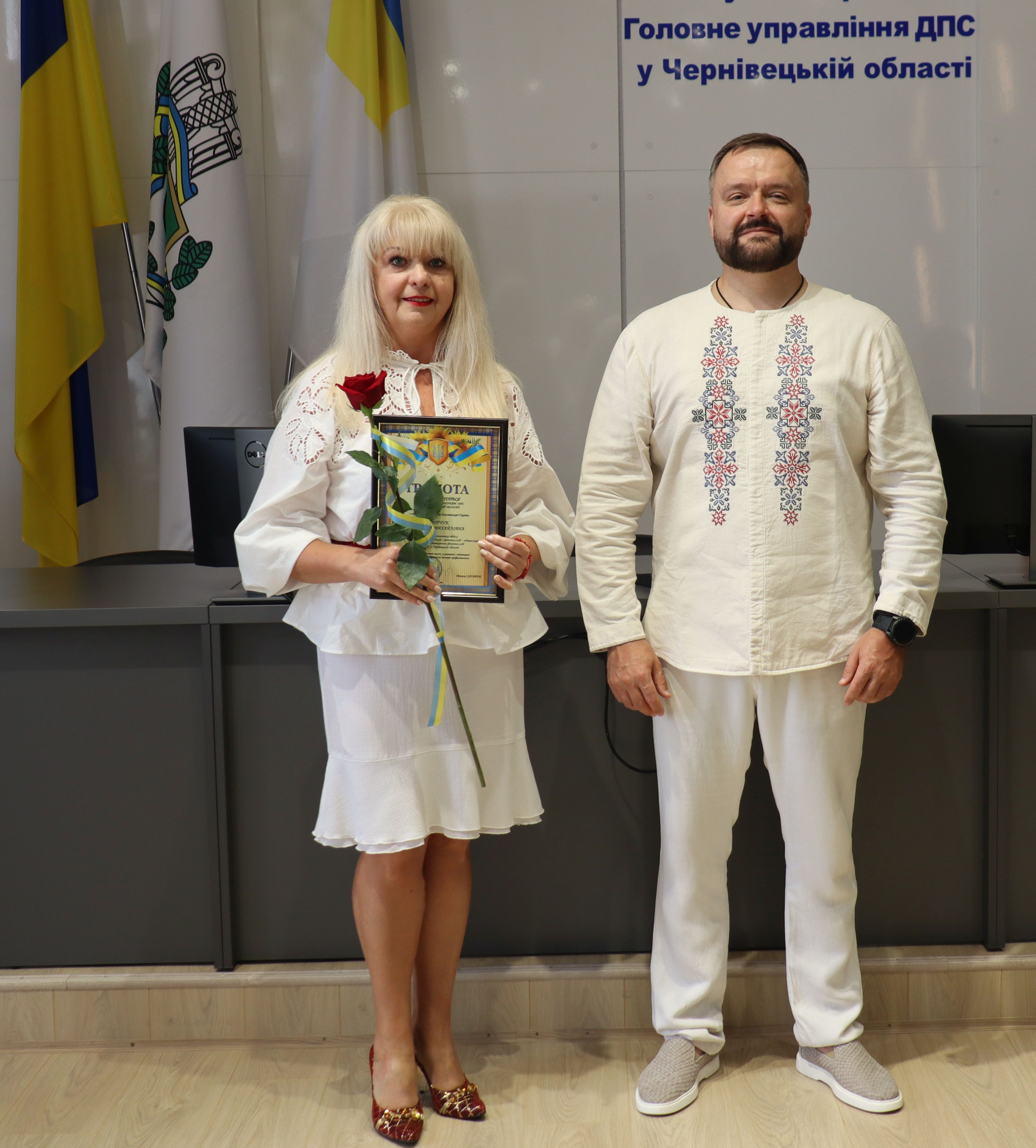 З0 років Основному Закону: Начальник податкової служби області Микола Загарюк привітав колег з Днем Конституції України. Фото № 29/28