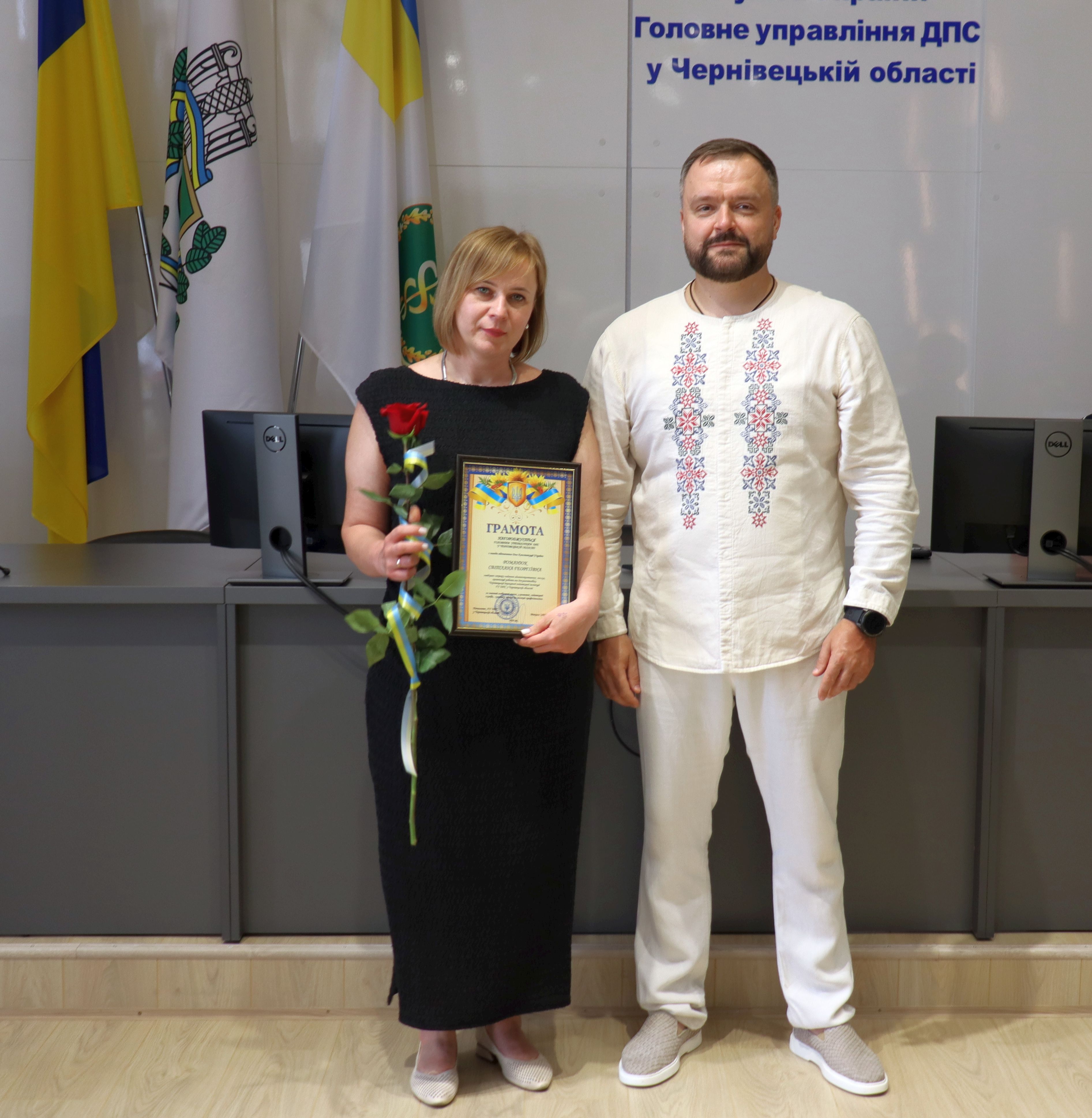 З0 років Основному Закону: Начальник податкової служби області Микола Загарюк привітав колег з Днем Конституції України. Фото № 30/29