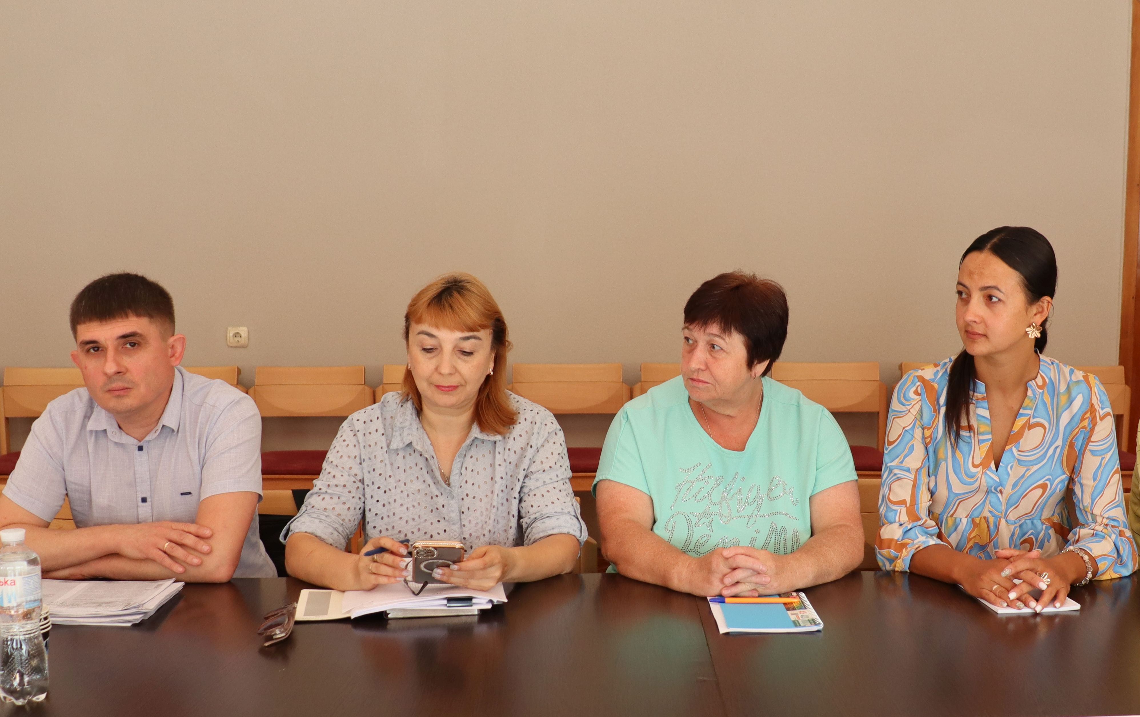 Буковинські податківці зустрілися з представниками Вижницької ОТГ: обговорили взаємодію, узгодили спільні заходи щодо зростання надходжень до місцевих бюджетів та виявлення додаткових резервів. Фото № 3/2