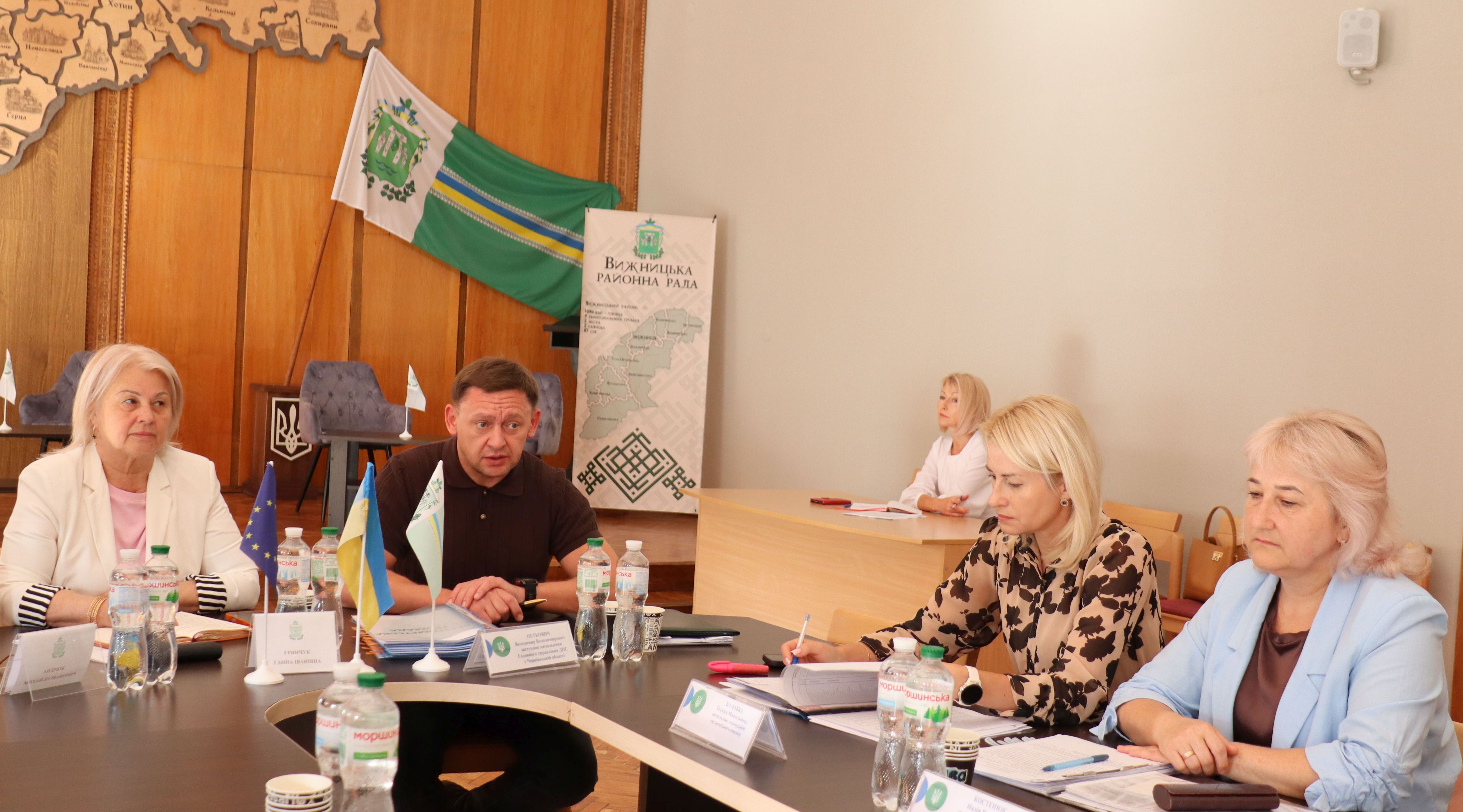 Буковинські податківці зустрілися з представниками Вижницької ОТГ: обговорили взаємодію, узгодили спільні заходи щодо зростання надходжень до місцевих бюджетів та виявлення додаткових резервів. Фото № 4/3