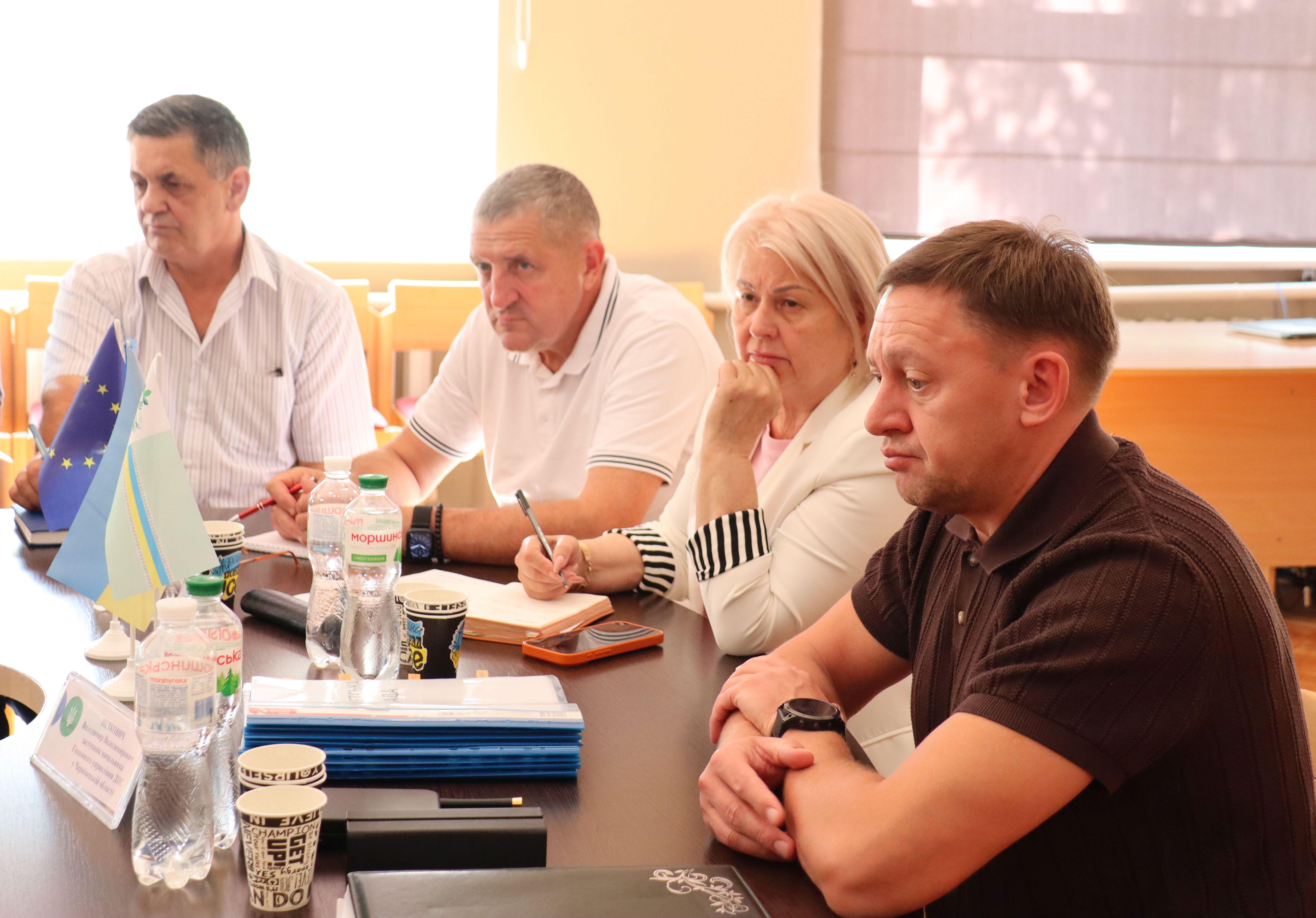 Буковинські податківці зустрілися з представниками Вижницької ОТГ: обговорили взаємодію, узгодили спільні заходи щодо зростання надходжень до місцевих бюджетів та виявлення додаткових резервів. Фото № 5/4