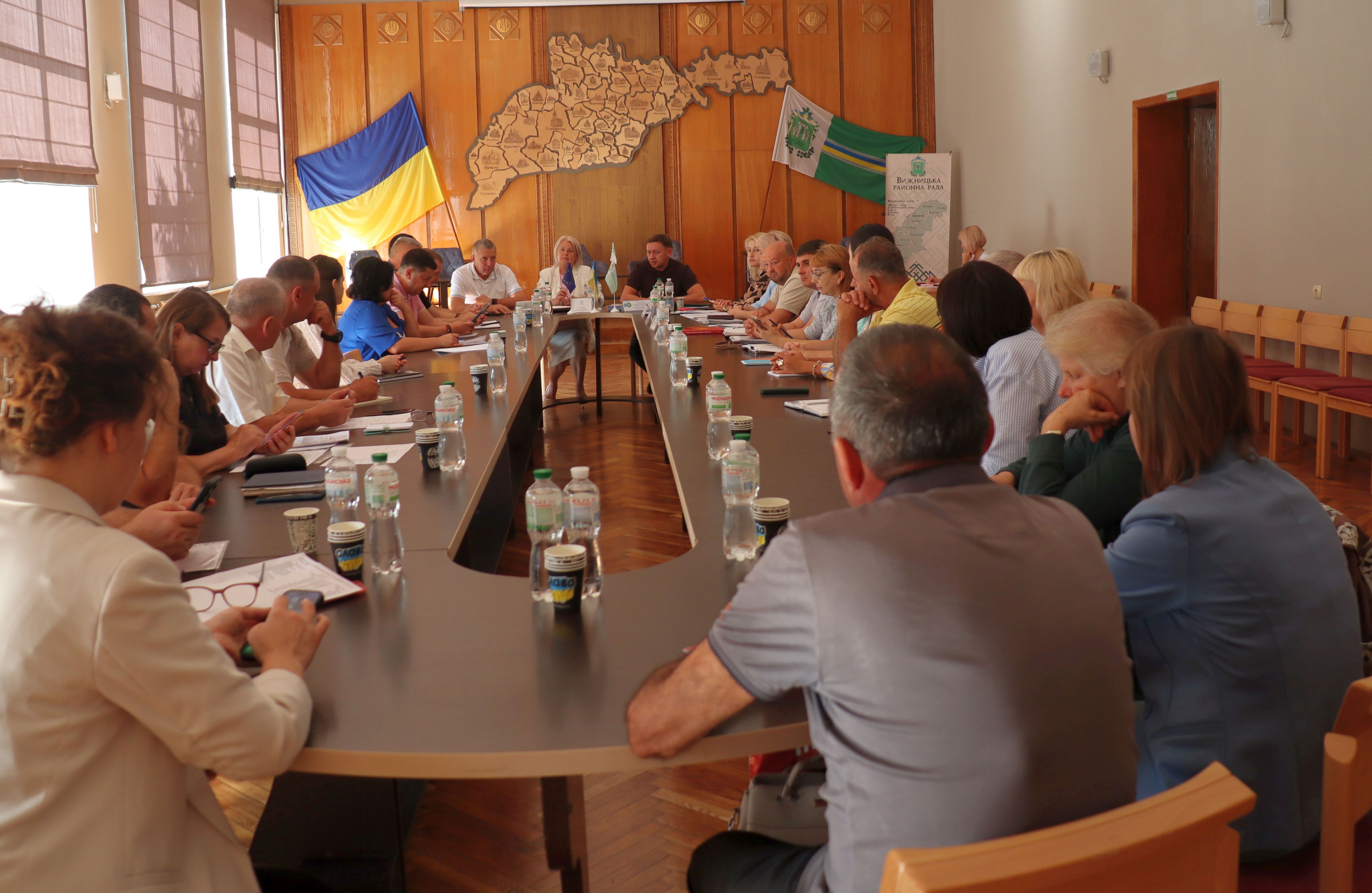 Буковинські податківці зустрілися з представниками Вижницької ОТГ: обговорили взаємодію, узгодили спільні заходи щодо зростання надходжень до місцевих бюджетів та виявлення додаткових резервів. Фото № 6/5