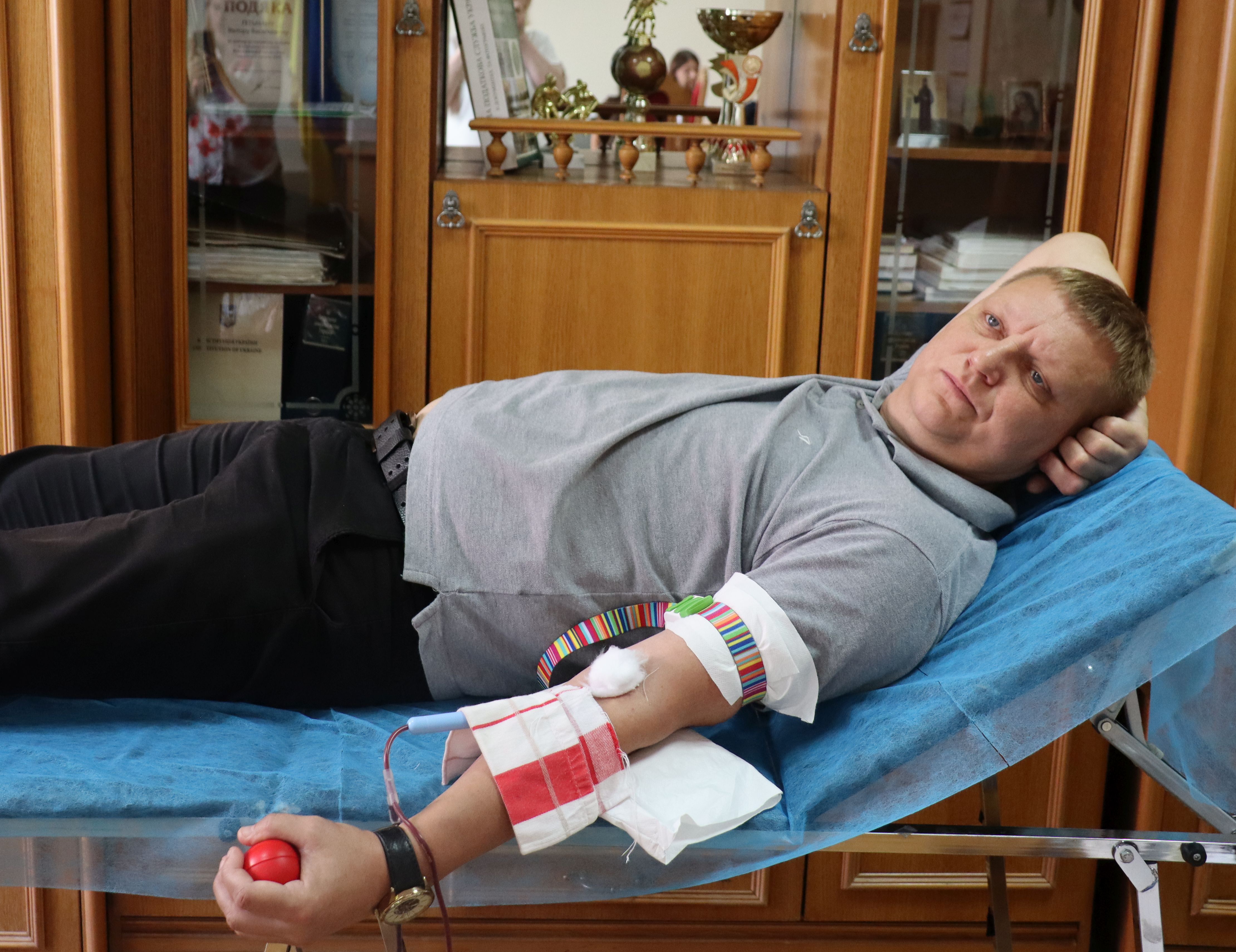 Донорська кров від буковинських податківців найближчими днями поїде для порятунку життів воїнів ЗСУ. Фото № 4/3
