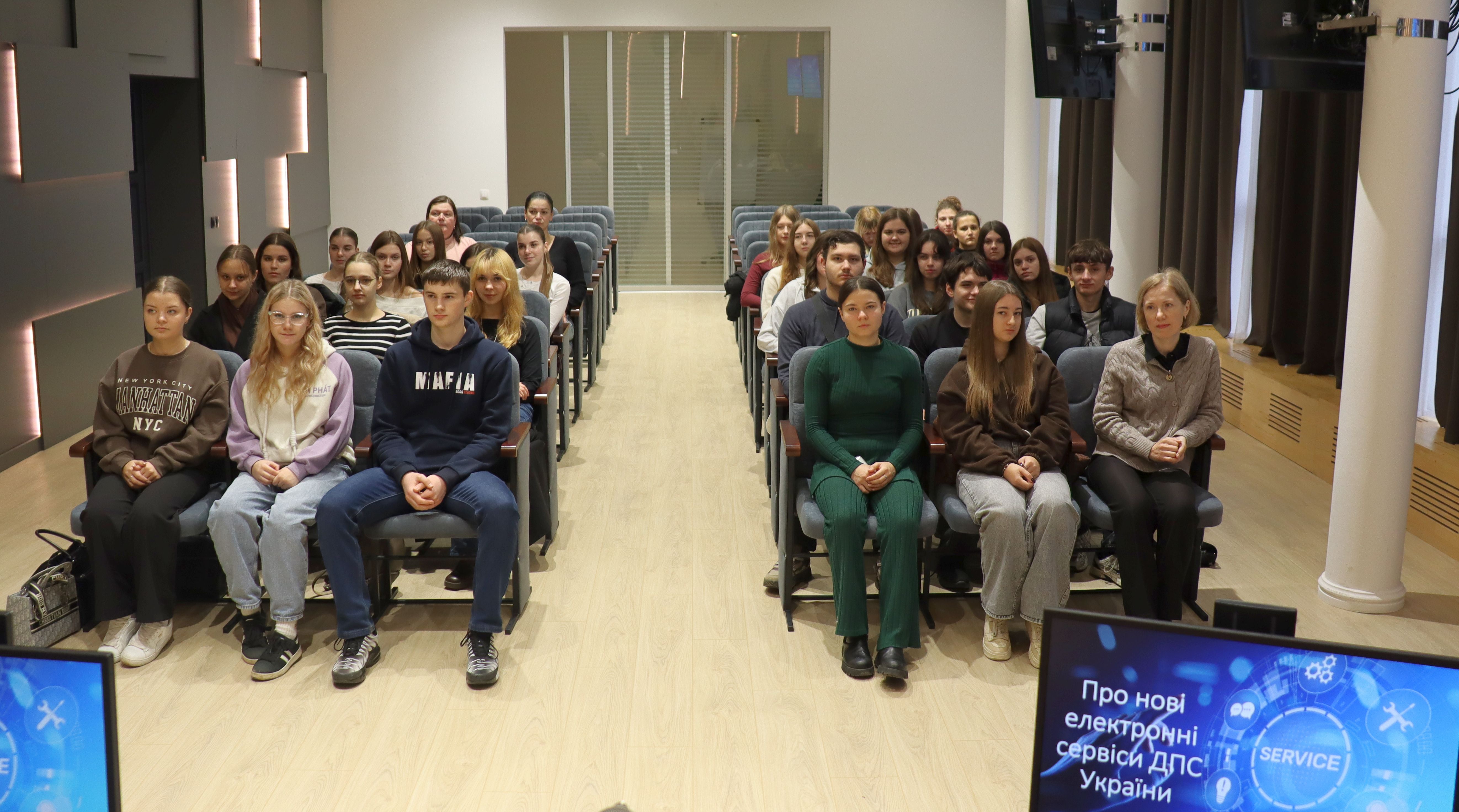 Буковинські податківці розповіли студентам про можливості сучасних електронних сервісів ДПС. Фото № 2/1